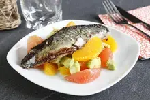 Maquereaux marinés aux épices et salade d'avocat et pamplemousse