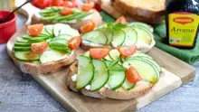 Tartines chèvre frais, concombre, tomates confites et sauce à l'Arome