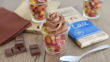 Salade de fruits et chantilly au chocolat au lait