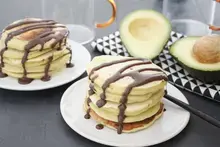 Pancakes avocat et sauce chocolat