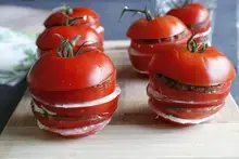 Tomates en millefeuilles olives et fromage ail et fines herbes