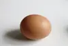Un oeuf sur fond blanc