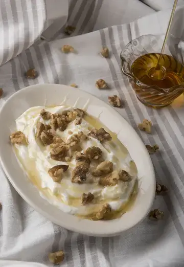 yogurt with honey and nuts