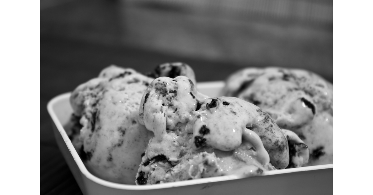 COOKIES AND CREAM FROZEN YOGURT