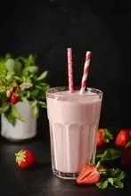 Strawberry and pistachio shake