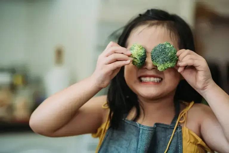 Bé ăn rau củ quả vào buổi sáng