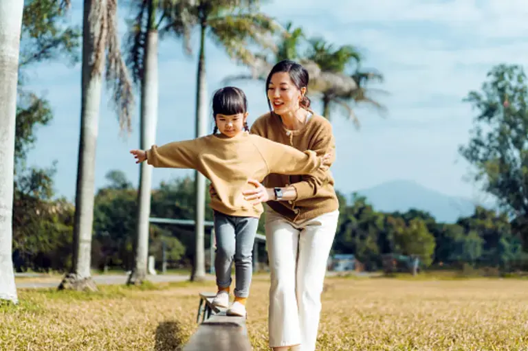 Học cách giữ thăng bằng để tạo thói quen cho bé